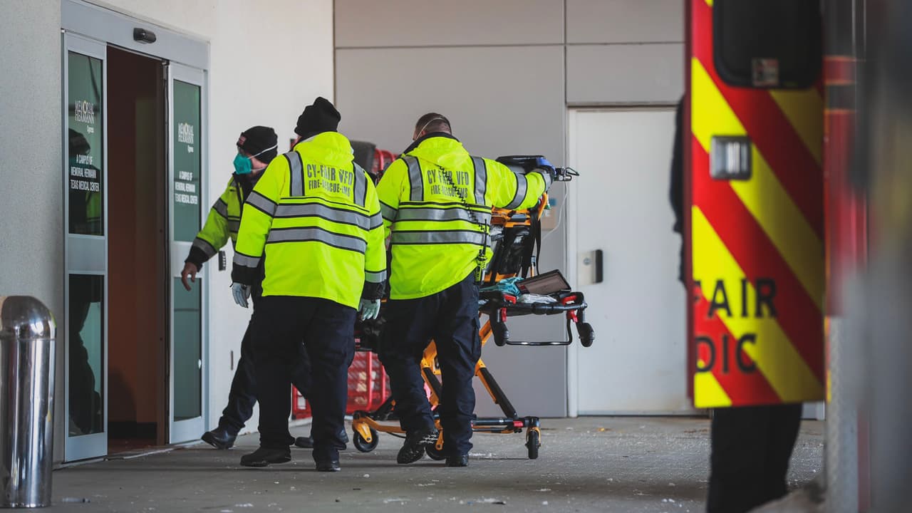 Seis miembros de una familia fueron llevados a un hospital luego de haberse intoxicado con monóxido de carbono, según informaron los bomberos de Cy-Fair este lunes.