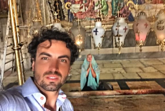 En la Vía Dolorosa está la piedra en donde Jesús cayó.