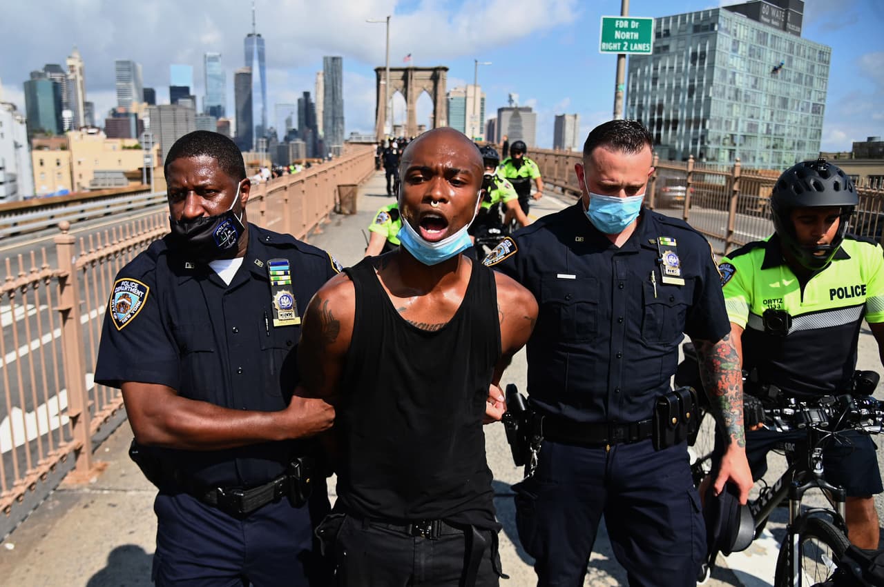 Jefe del NYPD resulta herido durante manifestación en la que docenas de personas terminaron arrestadas