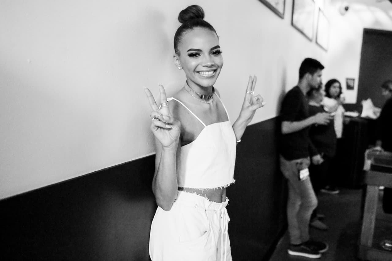 Y no dejpo de tomarse la foto retro en el backstage de esta fiesta.