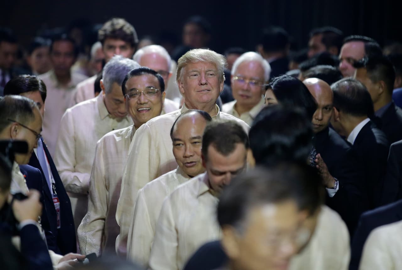 <b>El más alto de ese lado del mundo.</b> La cabeza del presidente Donald Trump, más alto que sus pares los asiáticos, sobresale cuando camina en fila junto a los mandatarios de la asociación de países del este de Asia (ASEASN) en Filipinas, a finales de 2017. El magnate estadounidense expresa su satisfacción en la particular caminata.