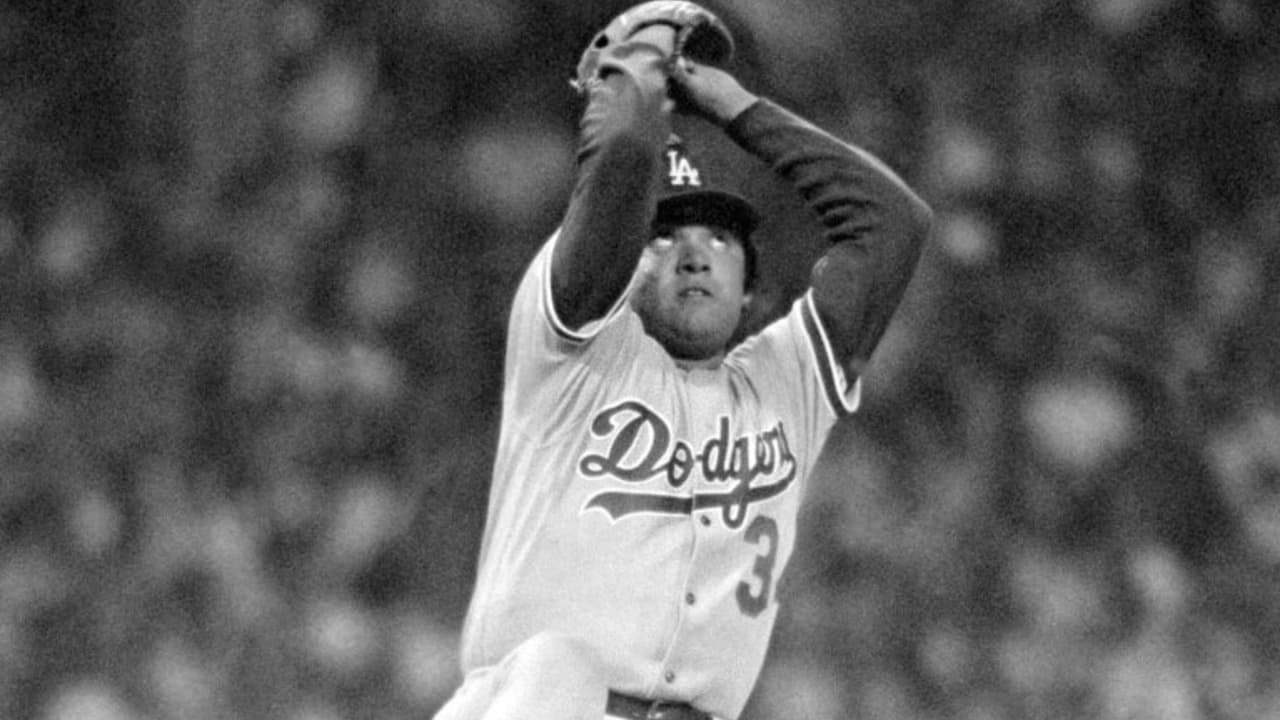 Con su retiro, 
<b>el número 34 de Fernando Valenzuela</b> se suma a los de Pee Wee Reese, Tommy Lasorda, Duke Snider, Gil Hodges, Jim Gilliam, Don Sutton, Walter Alston, Sandy Koufax, Roy Campanella, Jackie Robinson y Don Drysdale, en lo más alto de Dodger Stadium.