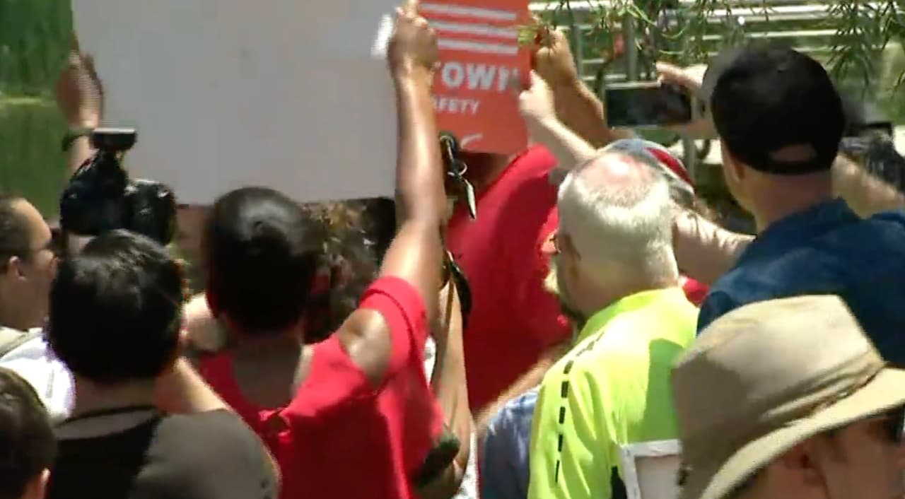 Mientras nos reunimos en Houston, reflexionaremos sobre estos eventos, oraremos por las víctimas, reconoceremos a nuestros miembros patrióticos y nos comprometemos a redoblar nuestro compromiso para hacer que nuestras escuelas sean seguras”, continuó la NRA.