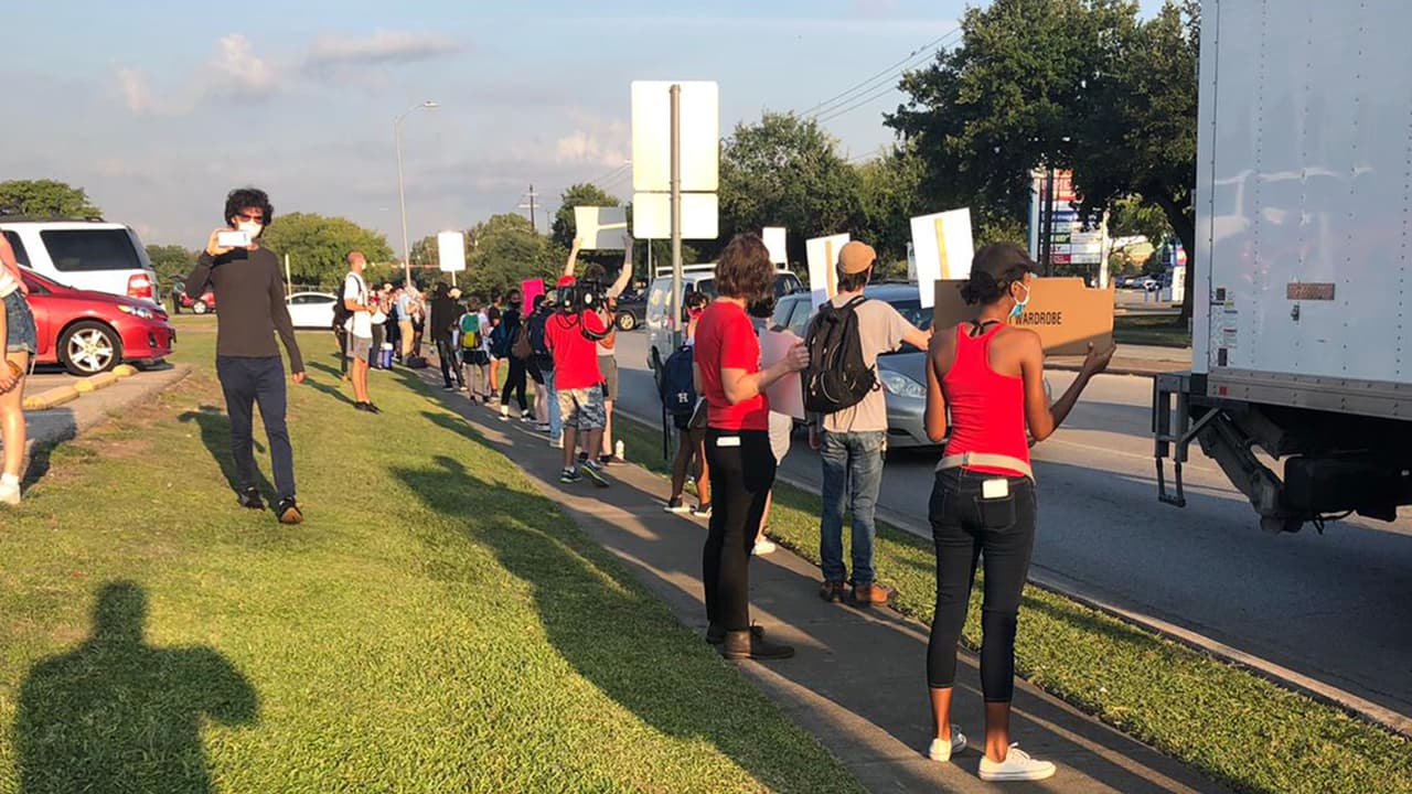 El acto se llevó a cabo en el numero 6000 de Chimmey Rock Road. Si necesitas información sobre los que debes de hacer en caso de una orden de desalojo, 
<b><a href="https://www.univision.com/local/houston-kxln/asesoria-legal-y-acceso-a-recursos-para-familias-que-enfrentan-desalojos-video">da click en este enlace. </a></b>