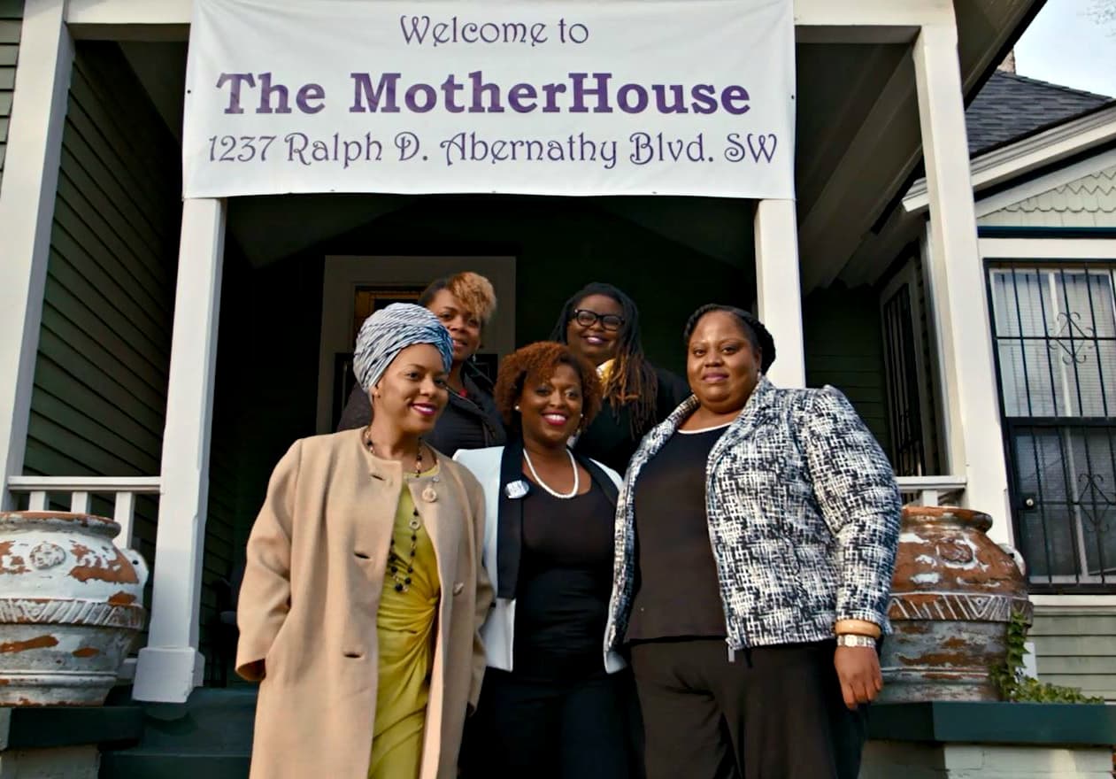 Grupos de activistas están luchando para mejorar el acceso a proveedores de calidad y las vidas de las familias que han quedado destrozadas con la pérdida de sus seres queridos.