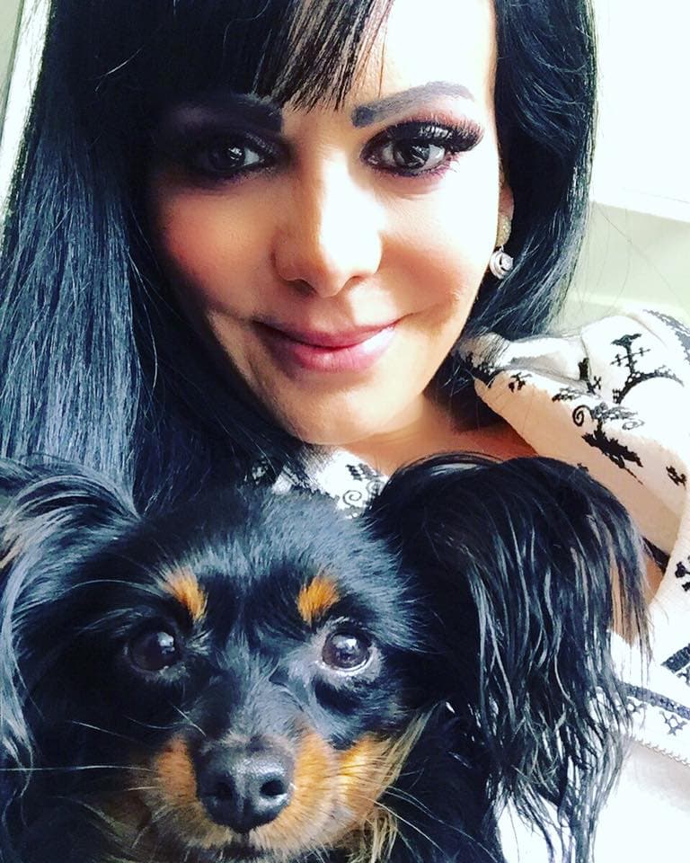 La actriz y cantante de 59 años consiente mucho a sus mascotas; aquí la vemos junto a 'Dimitri'.