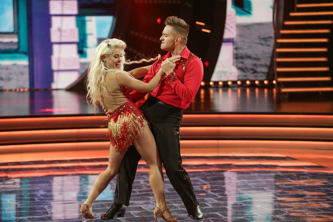 A pesar de los errores técnicos que pueda llegar a tener, el cantante entrega lo mejor de sí sobre la pista de baile.