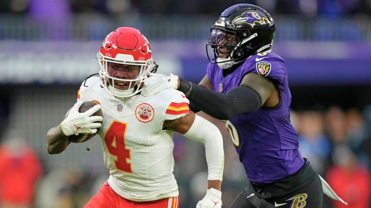 El receptor abierto de los Kansas City Chiefs, Rashee Rice (4), es placado por el linebacker de los Baltimore Ravens, Patrick Queen (6), durante la primera mitad del partido de fútbol americano del Campeonato de la AFC de la NFL, el 28 de enero de 2024, en Baltimore.