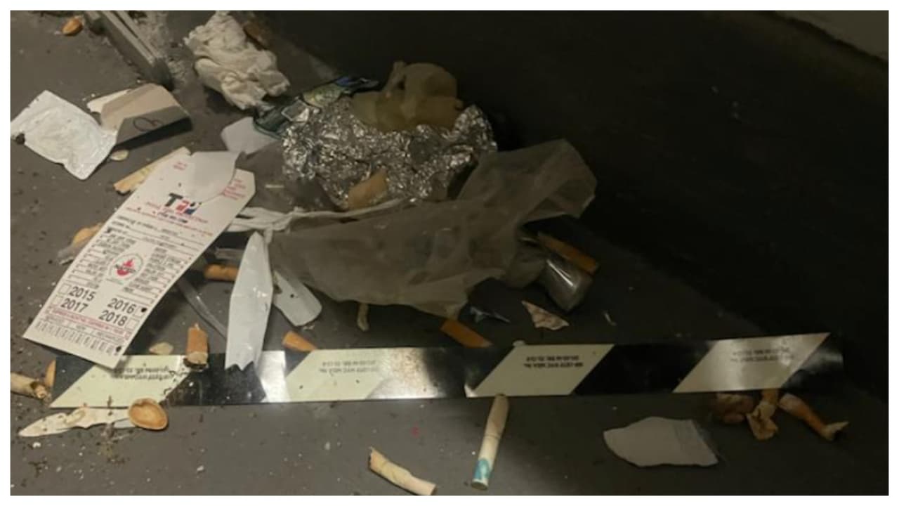 Otros, además, están fumando en las habitaciones, pese a que eso está prohibido, dicen los empleados. Eso, junto a la acumulación de tanta ropa, dice Rodríguez, 
<b>podría ser un imán para un incendio. </b>
<br>