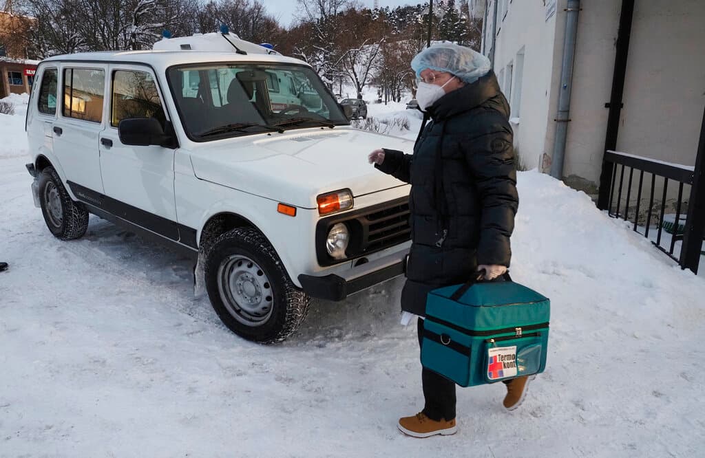A principios de este mes, la OMS pidió a los países más ricos que cedieran 10 millones de dosis para iniciar la vacunación en todos los países en los primeros 100 días del año, un reto de la ONU. Pero hasta el momento las naciones desarrolladas han donado dinero a COVAX, no vacunas.