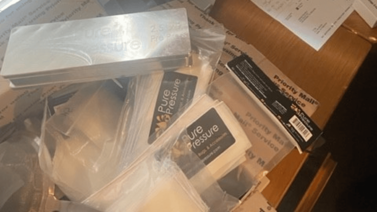 También tenía presuntamente 16 kilogramos de marihuana, cartuchos de THC, cocaína, entre otros narcóticos.