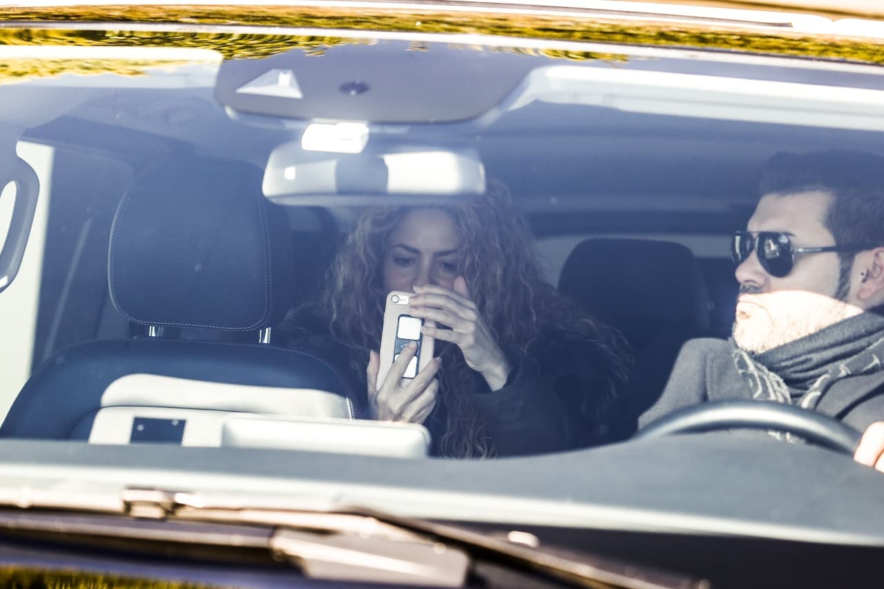 Contrario a ocasiones anteriores, cuando viajaba en el asiento delantero, Shakira se sentó en la parte de atrás del carro para hacerle la labor más complicada a los fotógrafos.