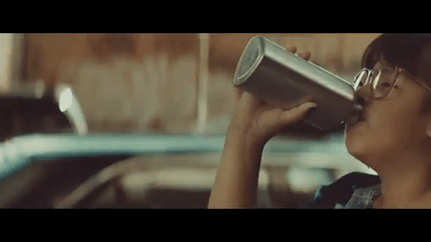 <b>SOY YO - BOMBA ESTÉREO</b>
<br>Sea con sus dotes con la flauta, el basketball y el baile, esta nena carismática demuestra su libertad y energía.