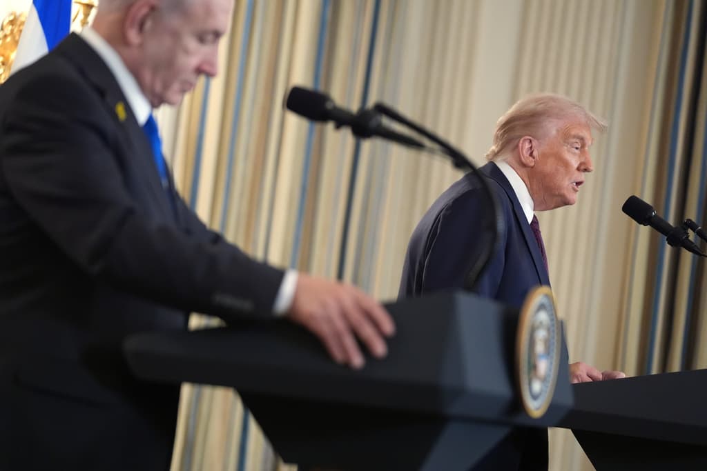 Trump anuncia aranceles del 10% para madera importada y rebaja por ahora al 25% los de muebles y gabinetes de cocina