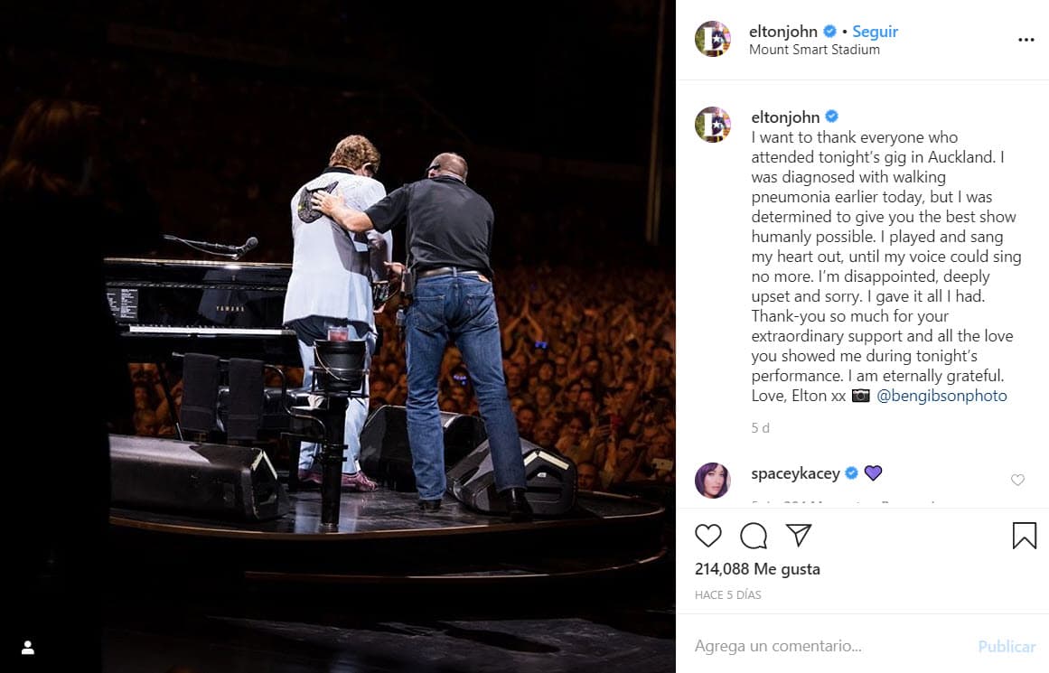 La estrella de la música se disculpó con un mensaje que publicó en sus redes sociales, confesando su molestia por no poder haber cumplido con sus fans: "Quiero agradecer a todos los que asistieron al concierto de ‘Elton Farewell Tour’ en Auckland esta noche. 
<b>Me diagnosticaron neumonía hoy</b>, pero estaba decidido a darte el mejor espectáculo humanamente posible".
<br>