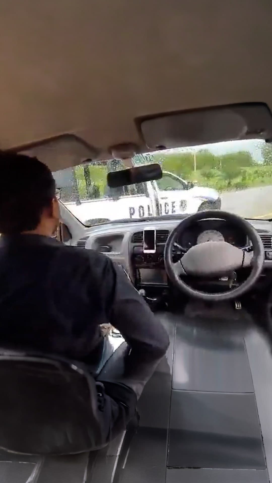 Coche Controlado Vía Remota Choca contra Una Patrulla