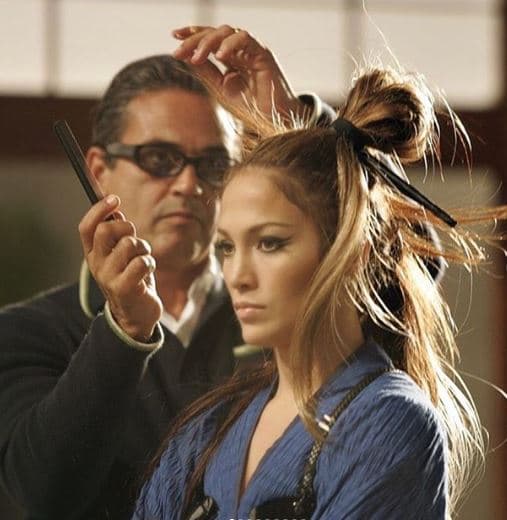 "Cuando tenía 16 años me fascinaba la revista Vogue, me subía al tren y miraba todas las imágenes de las supermodelos y me obsesionaba con el pelo. Cuando vi una imagen que me encantó me aseguraba de saber quién la había hecho y siempre era alguien que se llamaba Oribe [...]", resaltó JLo.
