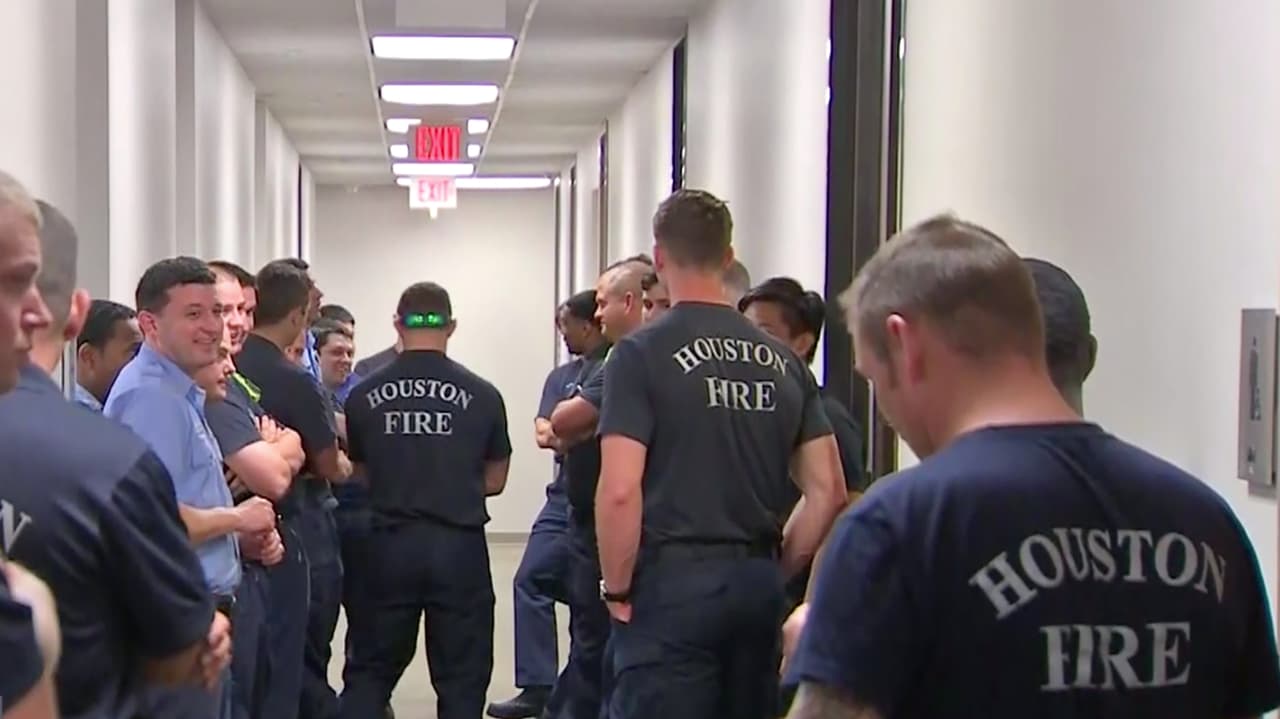 Alcalde de Houston aprueba incremento de salario para cadetes de bomberos