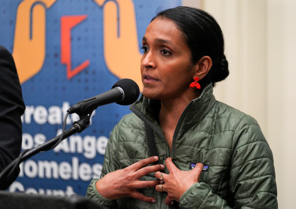 La concejal Nithya Raman recalcó la importancia de este conteo para enfrentar la crisis de indigencia. Desde 2015, la cantidad de personas viviendo en las calles ha aumentado 70% en el condado y 80% en la ciudad de Los Ángeles.