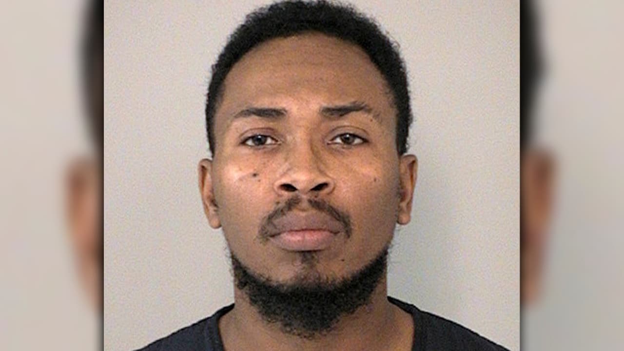 <b>Samuel Johnson Jr.,</b> un residente de Rosenberg, fue condenado a 20 años de prisión el 29 de mayo de 2019 tras declararse culpable de agresión sexual de un niño.
<br>
<br>Durante la audiencia de sentencia, la fiscal Melissa Muñoz presentó pruebas que mostraban que el acusado había participado en conducta sexual con un niño de 10 años en múltiples ocasiones. El caso entró en el radar de las autoridades luego. De que el niño le contara del abuso sexual a un familiar.