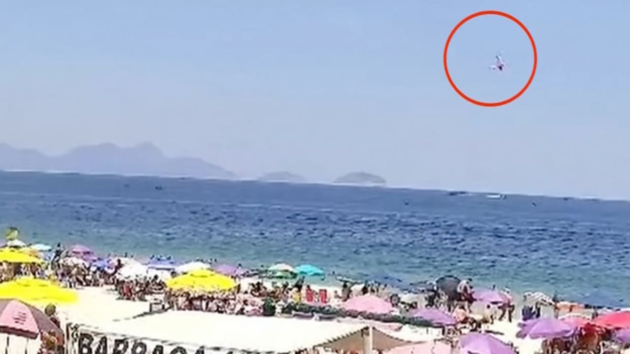 El momento en que una avioneta se estrella en una playa en Brasil: el piloto murió