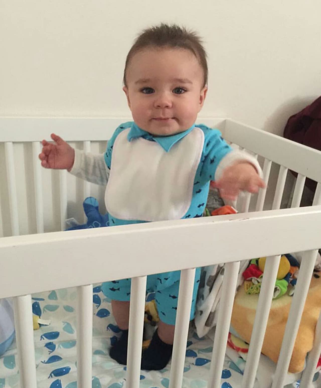 Le gusta posar para la cámara de mamá.