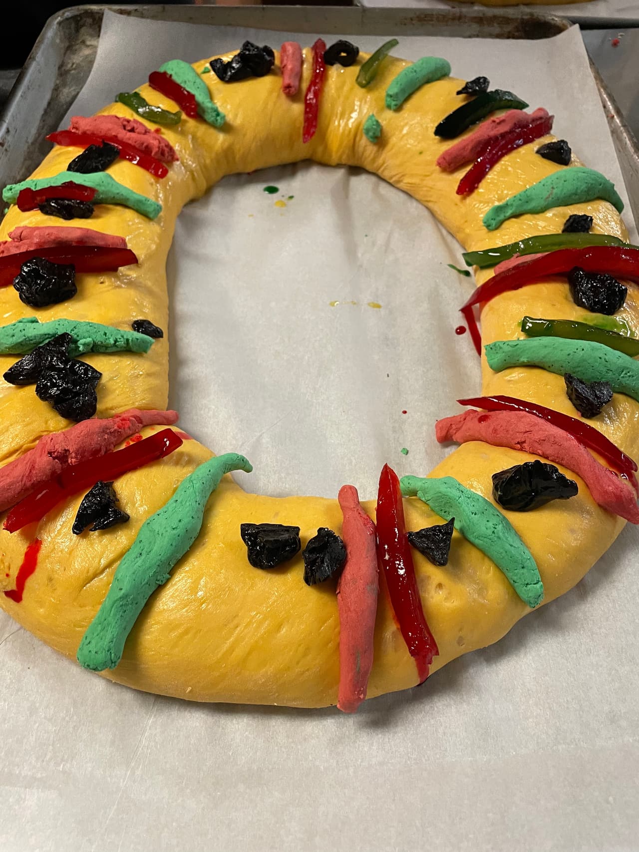 Cuenta la historia que tres Reyes Magos, Melchor, Gaspar y Baltazar, (montados en un camello, un caballo y un elefante), viajaron desde el Oriente hasta Jerusalén guiados por una estrella, para adorar a un profeta recién nacido y llevarle tres ofrendas: oro, incienso y mirra. Los tres "Reyes de Oriente" encontraron al Niño, quien tenía tres días de nacido, se postraron ante él y le dieron las tres ofrendas. El día en que finalmente los Reyes Magos conocen al Niño Jesús, se le denomina como epifanía, encuentro que simboliza la rosca de reyes.