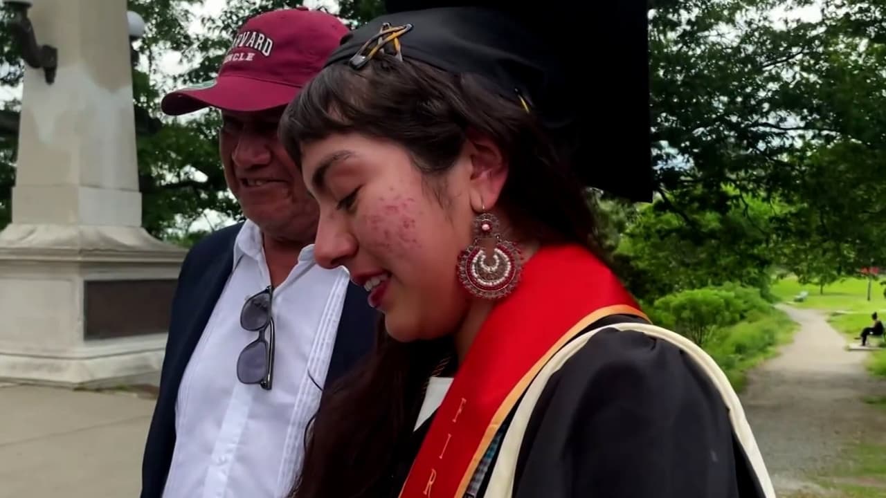 Mexicana se gradúa con honores en Harvard sin la presencia de sus padres