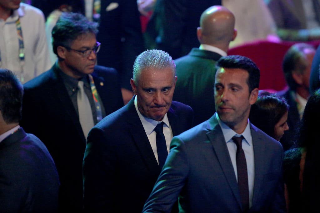 Tite, director técnico de la Selección de Brasil en el lugar de los hechos, por supuesto pendiente de los rivales que le tocarían a la 'Canarinha'.