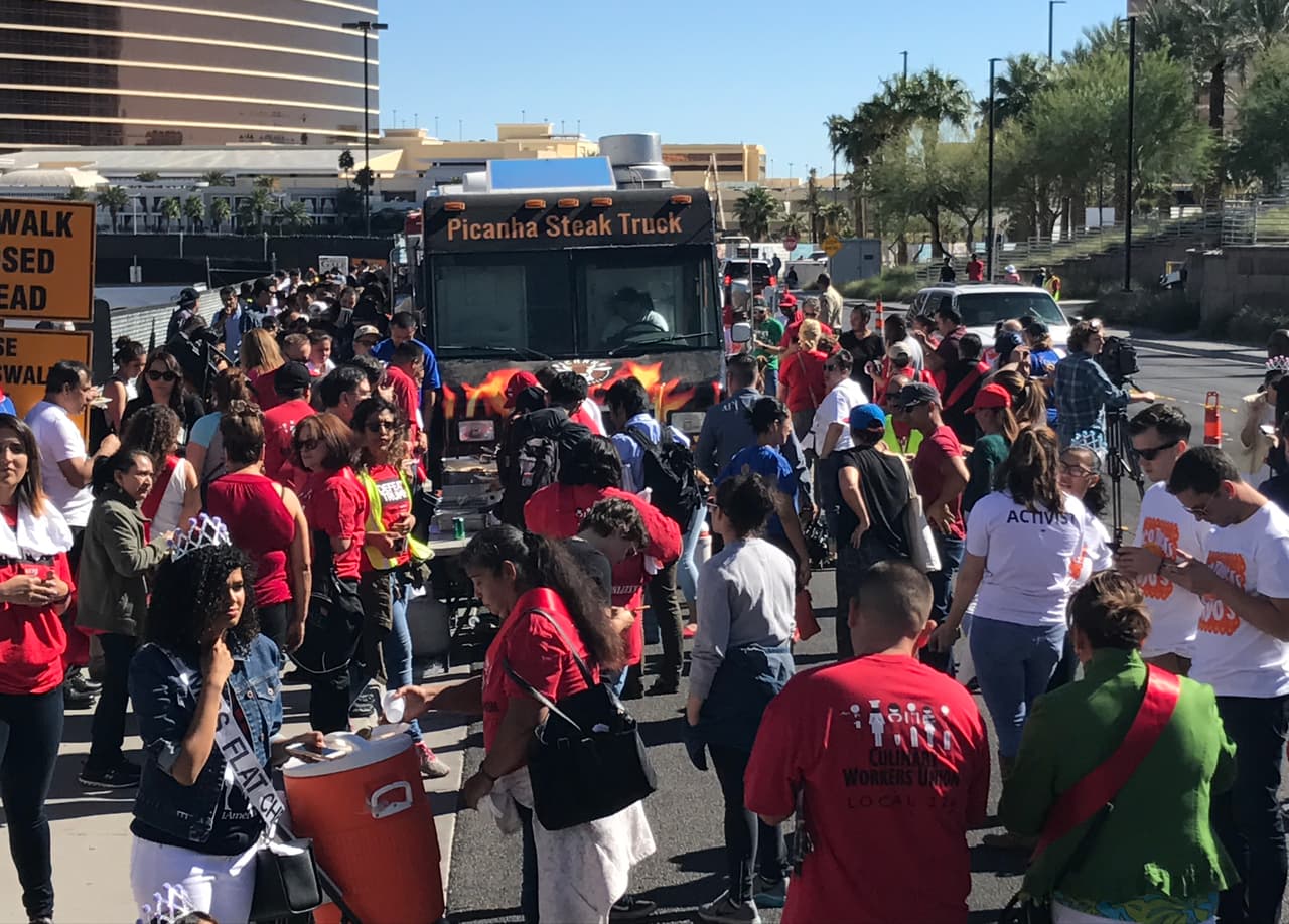 Había unos siete camiones de comida, la mayoría de tacos, formando un 'muro' simbólico contra Trump y sus propuestas de deportar a los indocumentados y construir un muro en la frontera con México.