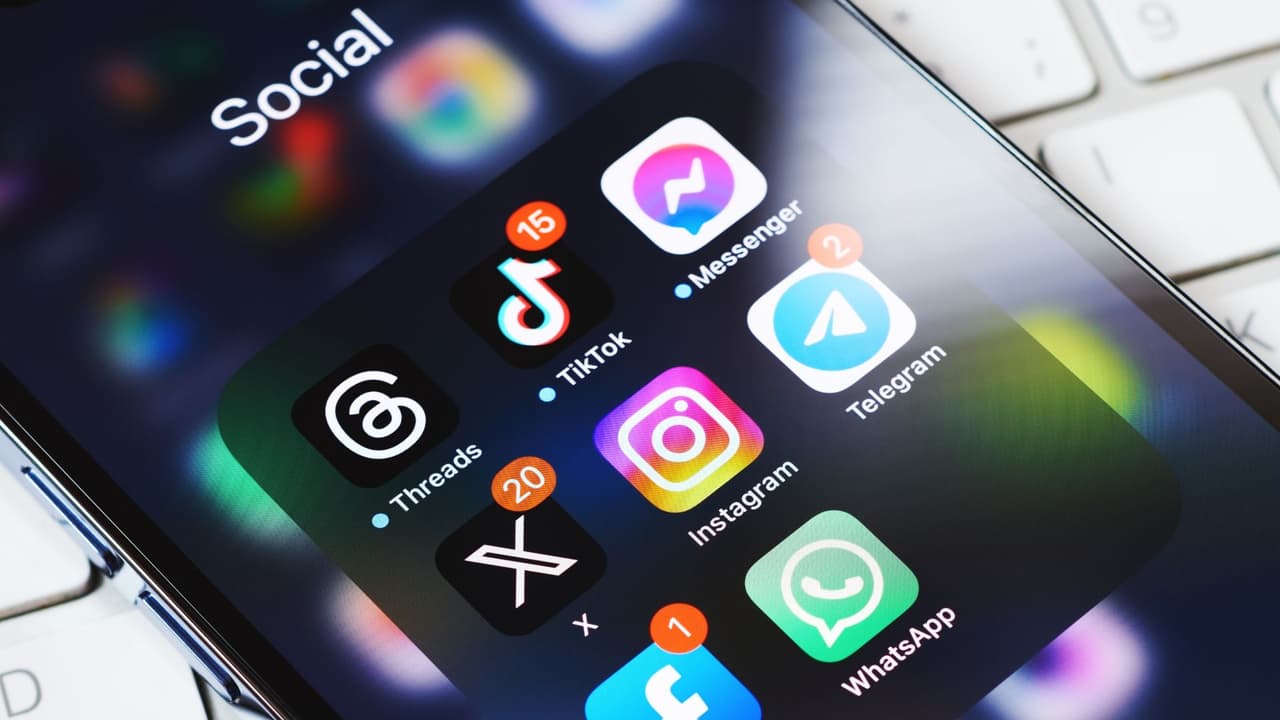 <h3 class="cms-H3-H3">¿Cómo afectan en la vida diaria?</h3>
<br>
<br>👥 
<b>En redes sociales</b>: Algunos bots pueden hacer que ciertas publicaciones se vuelvan virales o atacar a personas con comentarios, desde cuentas que por lo general son falsas.
<br>💰 
<b>En la economía</b>: Bots de compraventa en la bolsa pueden influir en los precios de acciones, imagina que muchos bots tratan de comprar algo, y el precio de eso sube, así podría funcionar.
<br>🔒 
<b>En la seguridad</b>: Existen bots que intentan adivinar contraseñas o hacer fraudes en tiendas en línea. Imagina un bot que trata de entrar a tu cuenta de. Facebook e intenta adivinar tu contraseña.