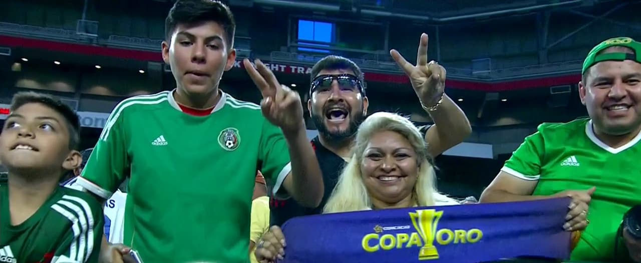 Aficionados mexicanos y catrachos colmaron las gradas del imponente University of Phoenix para el partido de cuartos de final entre México y Honduras.