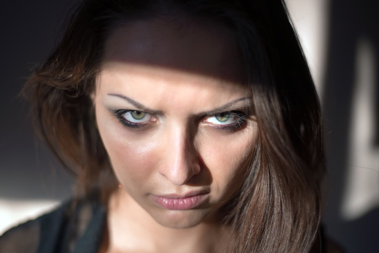 Aún teniendo la verdad delante de tus ojos posiblemente la pases por alto ya que estás tan enfadado por algo que crees, una apariencia, lo que te dijeron o piensas que actúas con base a esas emociones y al hacerlo puedes obviar esos detalles que te indicarían claramente que te están engañando.