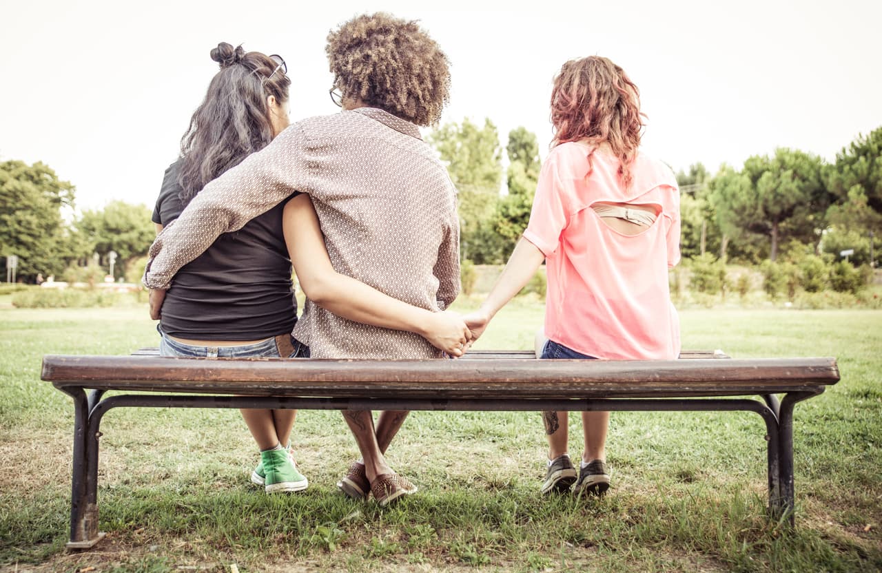 O tal vez porque prefirió mirar a otro lado aún cuando su corazón le decía la verdad. Así muchos cancerianos saben desde el principio todo lo que está ocurriendo pero optan por inclinarse a la parte positiva. Su mente funciona más o menos así: “Bueno,ya cambiará, yo le ayudaré, o la ayudaré, a cambiar”.