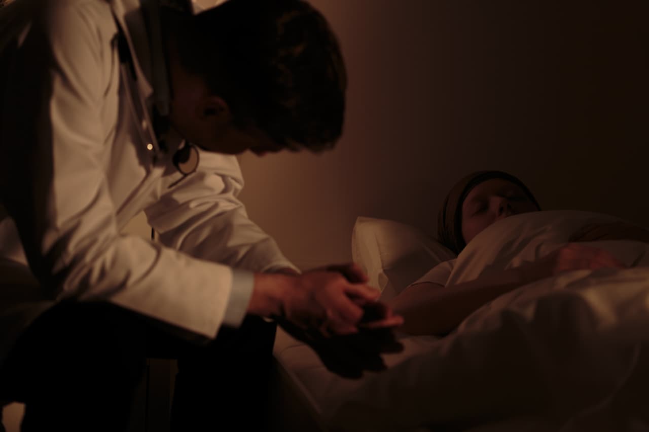 Para una persona mentirosa mantener una mirada limpia es trabajoso, a menos que sea un actor o actriz consumado.