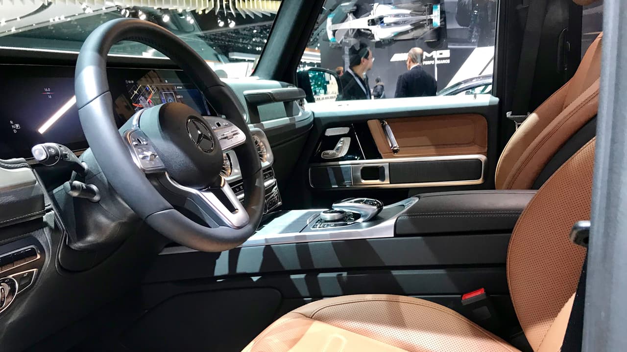 <h3 class="cms-h3-H3">SUVs y crossovers.</h3>
<br>
<br>Por dentro son embargo la historia es totalmente distinta. Mercedes-Benz dotó a la Clase-G de un interior 
<a href="https://www.univision.com/noticias/suv/conoce-el-interior-de-la-proxima-mercedes-benz-clase-g-fotos" target="_blank">moderno, comodo y cónson</a>o con el resto de sus modelos,dando así al tarste con la última reliquia de la línea de vehículos de pasajeros de la histórica marca alemana.