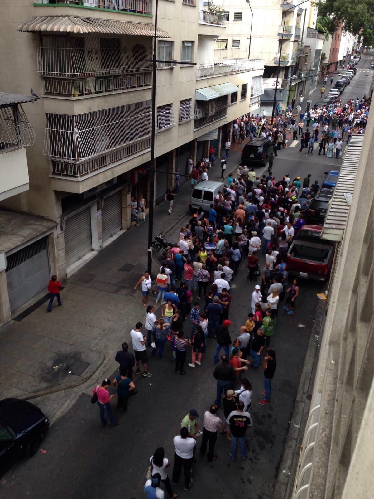 En algunos lugares, los votantes han esperado hasta cinco horas para ejercer su derecho. Pero en otros centros de votación, el proceso está fluyendo y los electores han votado hasta menos de una hora.