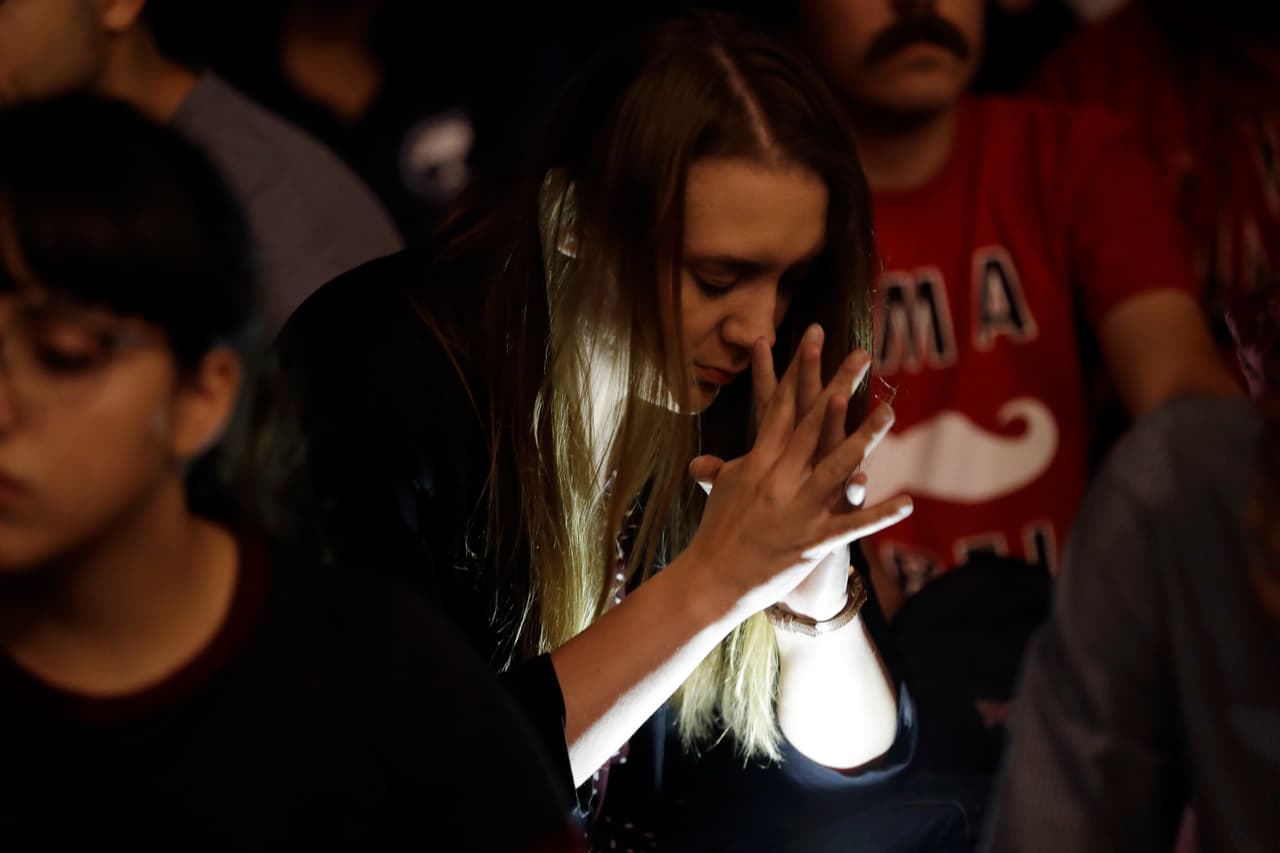 Estudiantes de la Universidad de Nevada, en Las Vegas, en una vigilia en la noche del lunes 2 de octubre.