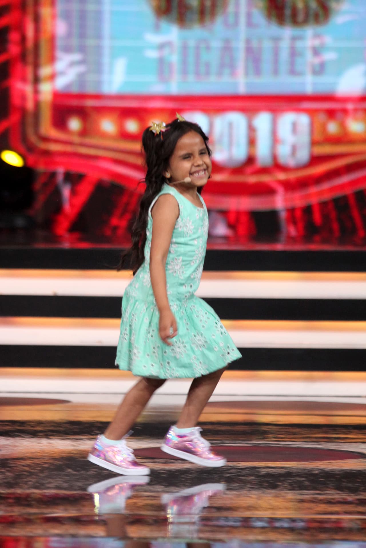 La pequeña de seis años mostró su rancho, presentó a su yegua 'Cebolla', así como a su mamá y a su hermana.