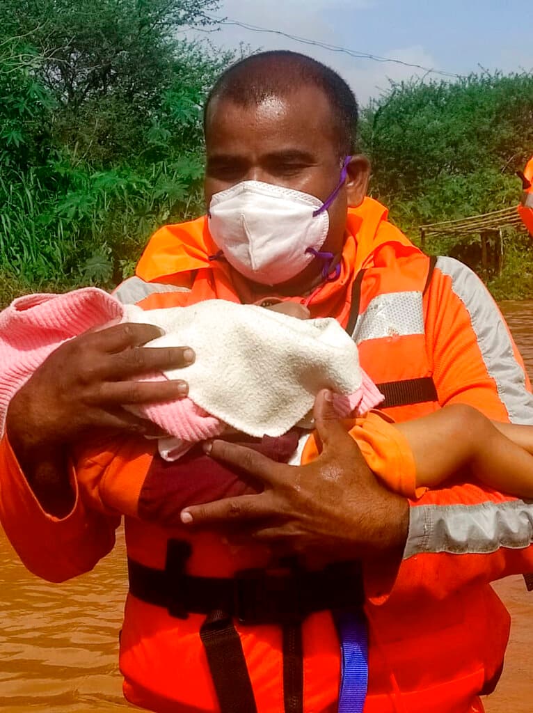Fotografía proporcionada por la Fuerza Nacional de Respuesta a Desastres de la India (NDRF en inglés), muestra a
<b>un rescatista cargando a un niño</b> durante las operaciones de rescate en Chikhali, Kolhapur, en el estado de Maharashtra, el 24 de julio.