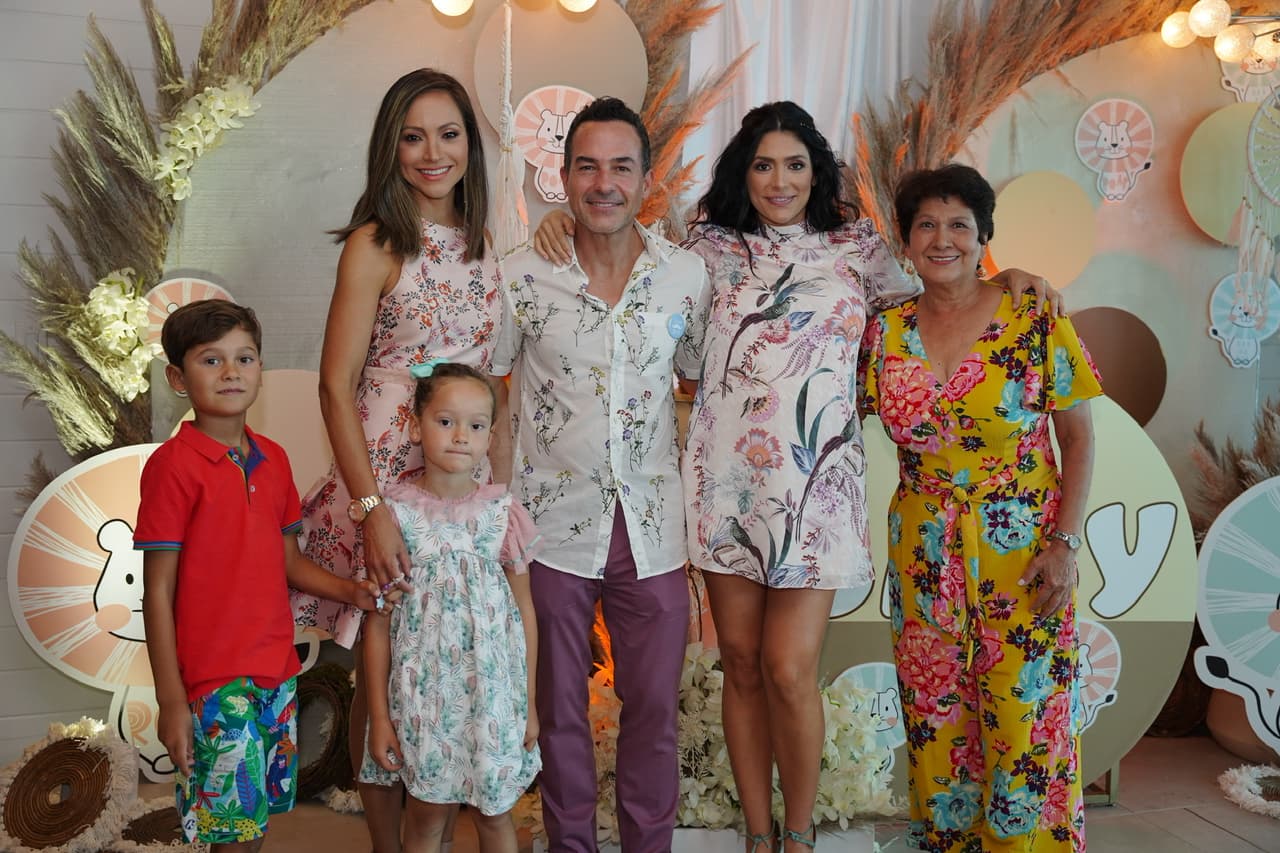 El conductor lucía muy emocionado por el momento que está viviendo a lado de su prometida y posaron felices para las fotos del recuerdo con todos los invitados.