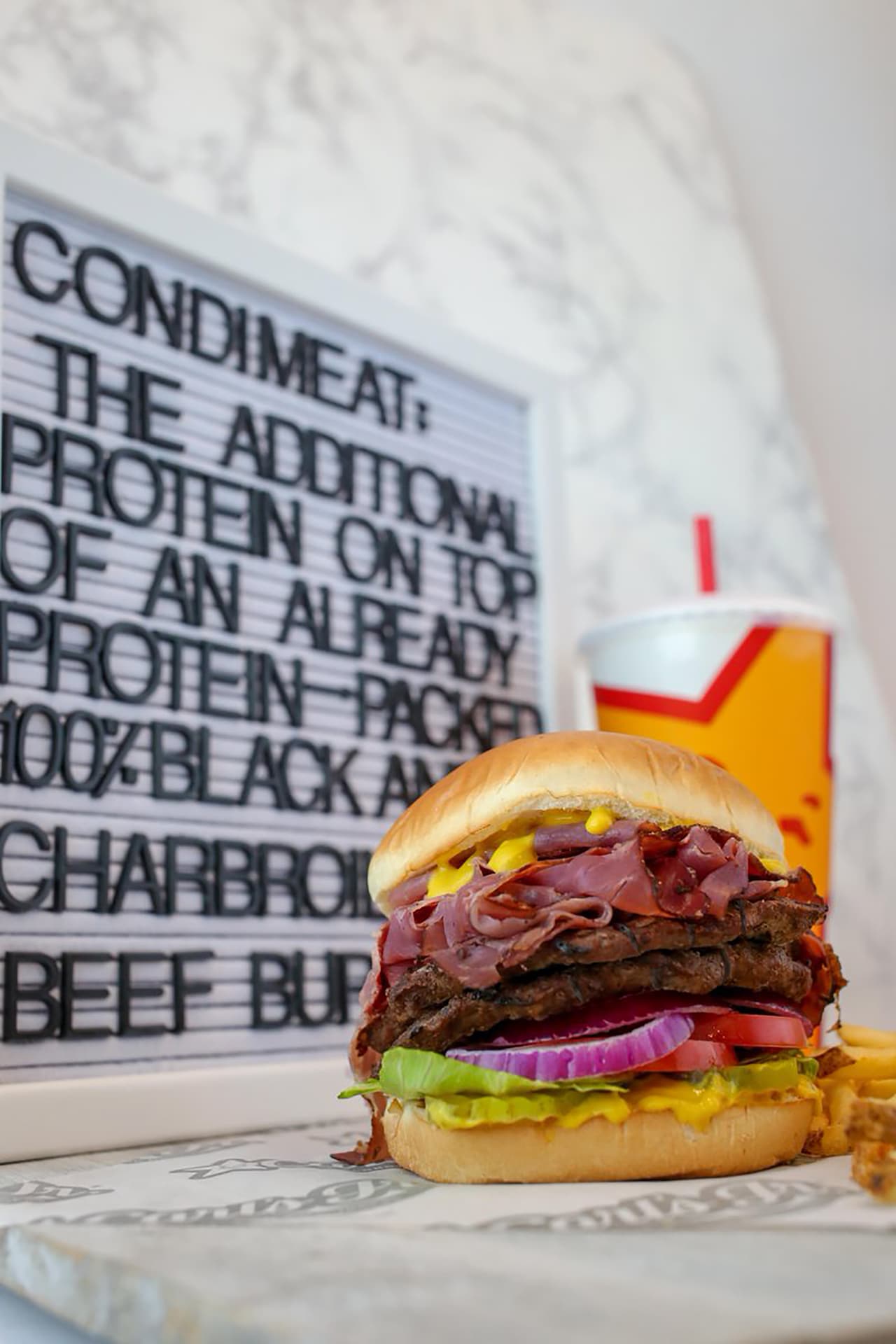 <b>Carls’s Jr. Calificación: F. </b>Tiene 1,157 restaurantes en EEUU y sus ventas en 2017 fueron 1,527 millones de dólares. No tiene una política de uso de antibióticos disponible y no respondió cuestionario de los investigadores. Igual: 0 de 100 puntos en su calificación.