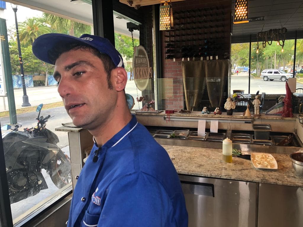 En ese minuto con 5 segundos, Lucas De Marini no pierde la pizza de vista.