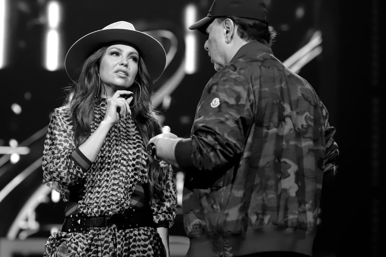 Pero no solo eso, durante sus intervenciones, la actriz y cantante ha prestado mucha atención a su principal asesor y fan, su esposo Tommy Mottola, con quien se ha dejado ver en el escenario.