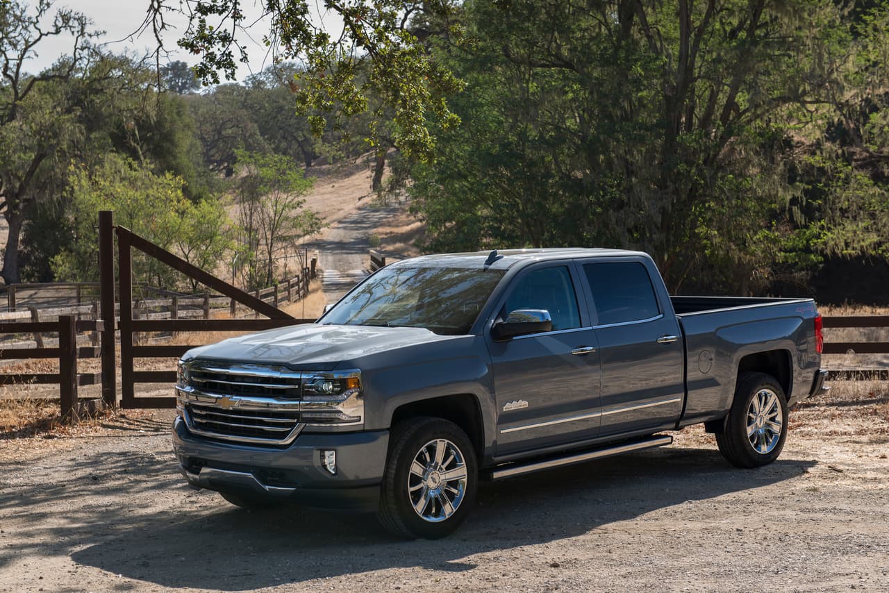 Modelo: 
<b>Chevrolet Silverado Crew Cab </b>(el resto de la línea Silverado es construida en varias plantas en EEUU y Canadá)
<br>Planta en la que se construye: General Motors Silao
<br>Ventas totales en 2016: 574,876 unidades de todos los modelos de Silverado.
<br>Precio inicial: 46,330 dólares
<br>Precio inicial + impuesto fronterizo del 20%: 
<b>55,448 dólares</b>