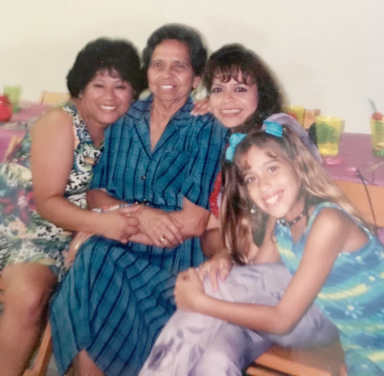 Cecilia Franco con dos de sus cinco hijos, y Érika, una de sus nueve nietos.