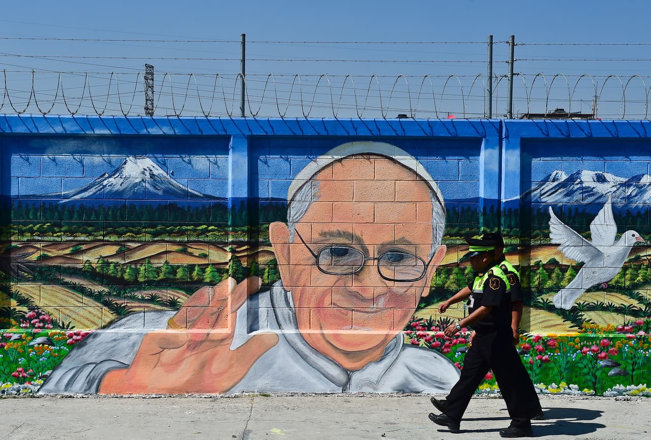 El papa Francisco saluda con el volcán Ixtaccihuatl de fondo.
