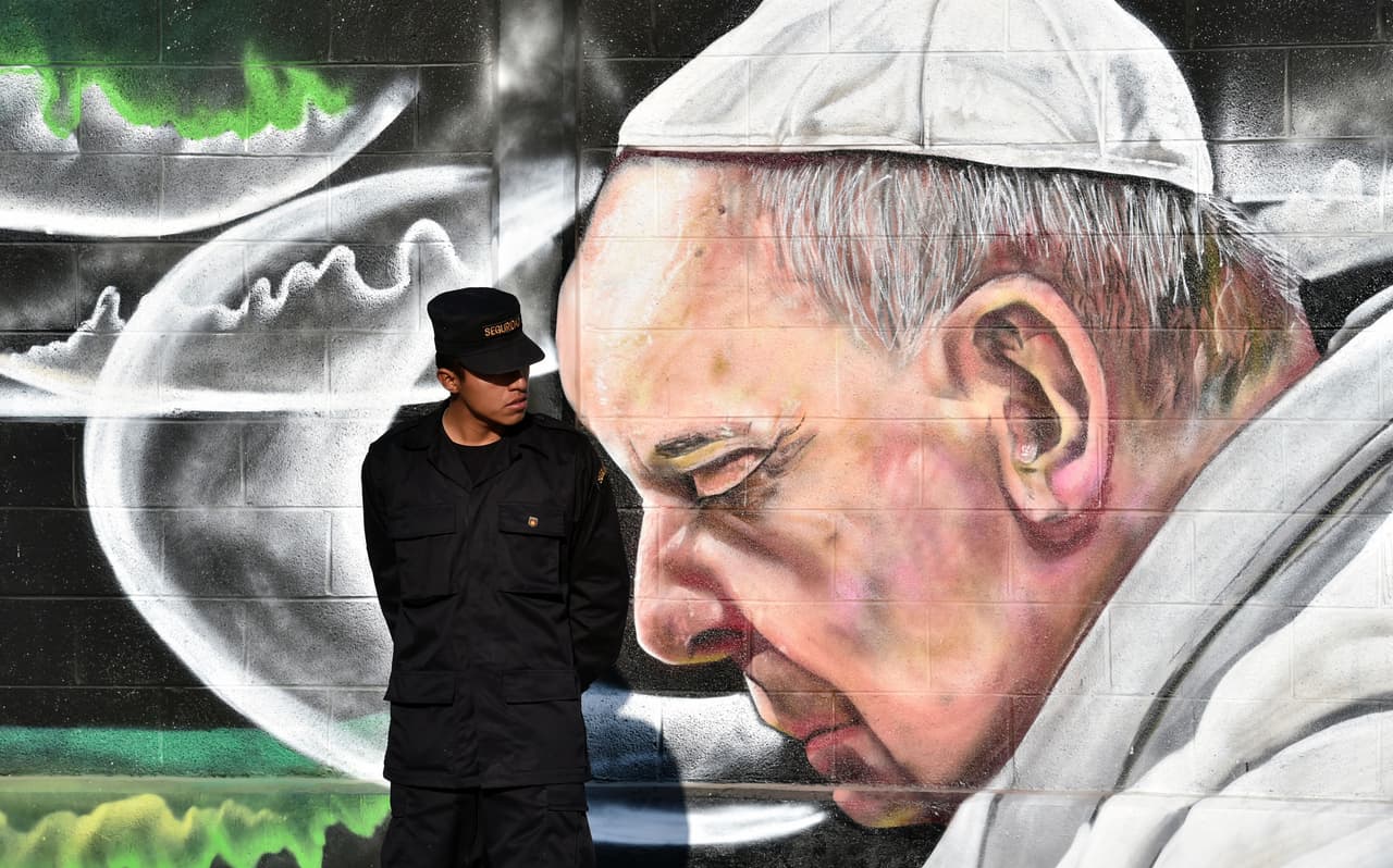 En este mural el papa Francisco cierra los ojos y se le ve en oración.