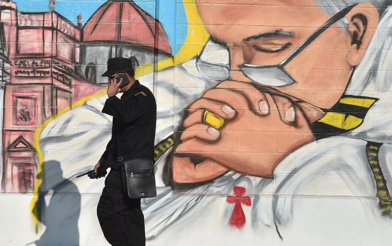 En este mural, en Ecatepec, el papa Francisco se toma de las manos para hacer oración.