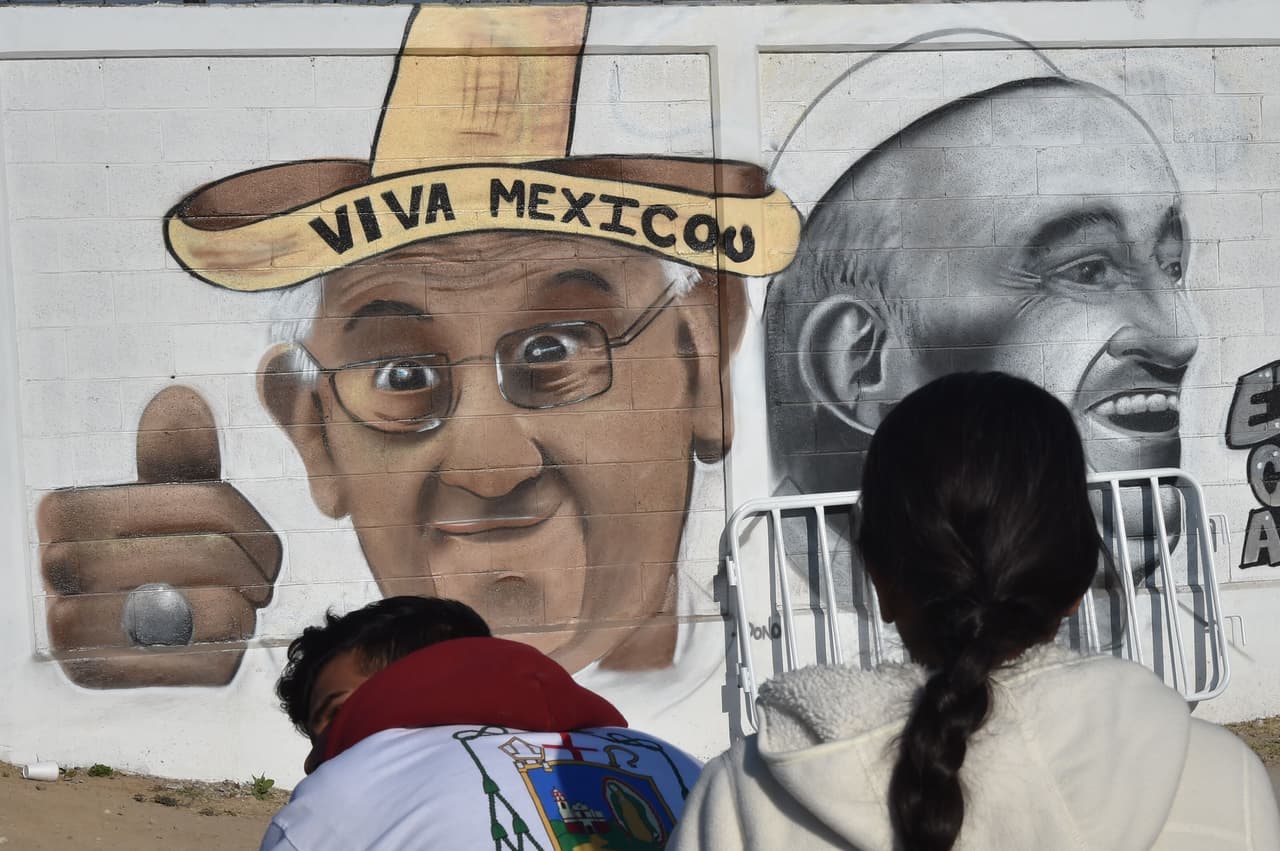 Aquí está Francisco representado de dos maneras: la primera con sombrero mexicano, la segunda con su ajuar de Papa.